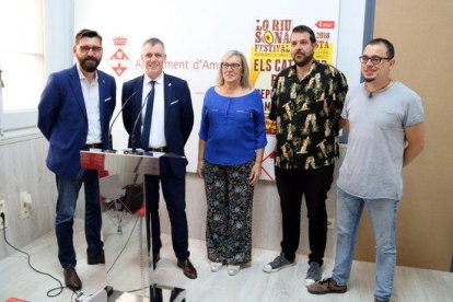 Foto de familia de los representantes del Ayuntamiento de Amposta, la Liga Contra el Cáncer y los promotores de Lo Riu Sona Festival, en la presentación del certamen.