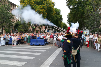 La Milicia Urbana dispara salvas de fusilería delante del Monumento a los Héroes.