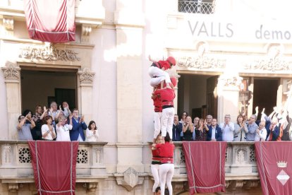 Pla general del 2 de 8 sense folre carregat per la Colla Joves dels Xiquets de Valls en la tercera ronda de la diada de Santa Úrsula, el 22 d'octubre del 2017