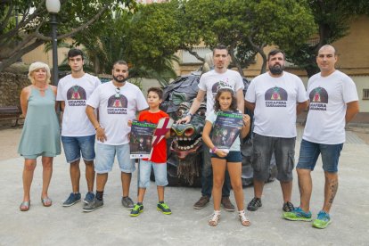 Miembros del grupo, ayer en los Jardins de la Reconciliació durante la presentación del programa de La Cucafera Baixa.