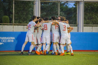 Los jugadores españoles celebran la victoria alcanzada contra el Marruecos en una final muy disputada con el campo lleno.