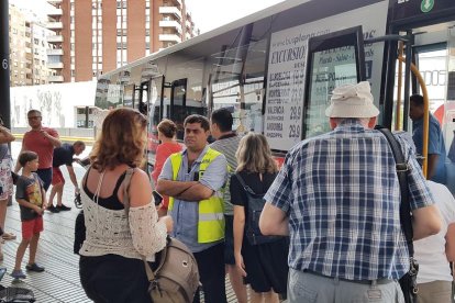 Zawal, el informador de los horarios de los buses, ayer en el andén superior de la estación.