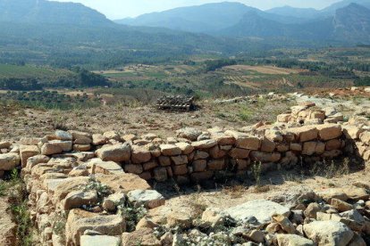 Los codirectores de la excavación del Coll del Moro, Rafel Jornet y Carme Belarte, y el alcalde de Gandesa, Carles Luz, observando desde el poblado íbero el valle donde se han ubicado nuevos asentamientos rurales vinculados.