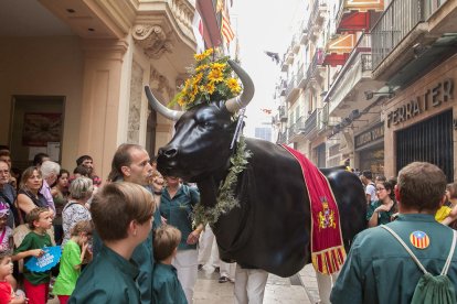 Els elements del seguici, acompanyats pels reusencs i reusenques, van enfilar el camí a Sant Pere.