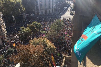 Imagen de centenares de personas delante de la conselleria de Economía, en la Rambla de Catalunya con Gran Vía, el 20 de septiembre del 2017, coincidiendo con los registros de la Guardia Civil.