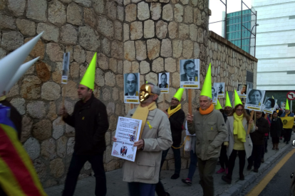 Un instante de la «procesión por los presos políticos y exiliados» convocada por el CDR de la ciudad.