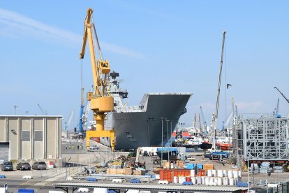 El barco de guerra español está atracado en el muelle de Aragón.