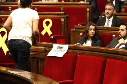 Los diputados de Cs atónitos por el cartel enganchado con el lema «Stop fascism».