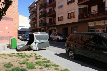 Pla obert d'un contenidor bolcat pel vent al Vendrell