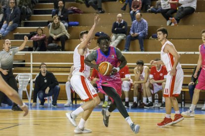 Pape Mbaye en una acción ofensiva durante un partido.