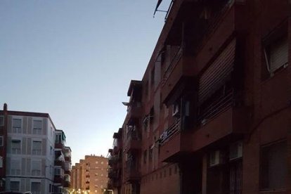 Un tram del carrer Prades porta tres dies a les fosques.