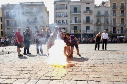 Imagen del encendido de la Tronada en la plaza Mercadal.