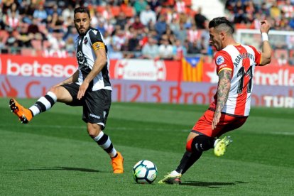 Un momento del partido Girona-Levante.