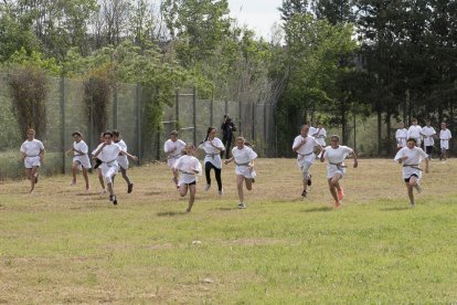 Els nens i nenes participant en una de les activitats.