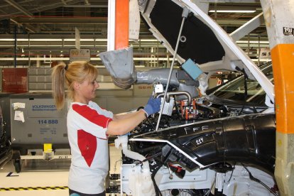 Imagen de archivo de una operaría de Seat trabajando en la cadena de montaje del Ibiza.