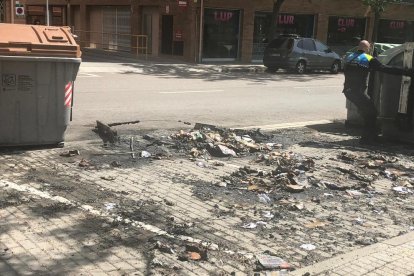 Imagen de contenedor calcinado en la calle Mas Iglesias.