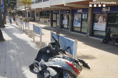 El lladre va fer caure de la moto a un agent de paisà que anava a detenir-lo per un robatori.