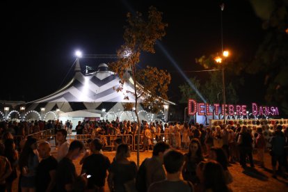 L'exterior de la carpa on s'ha celebrat la 14a edició del Festival Deltebre Dansa.