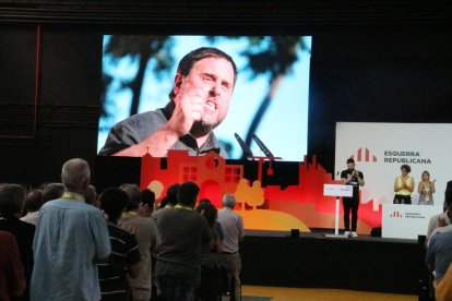 Imatge a la pantalla del president d'ERC, Oriol Junqueras, després que Gabriel Rufián llegís una carta seva des d'Estremera, durant la Conferència Nacional del partit, a La Farga de l'Hospitalet.