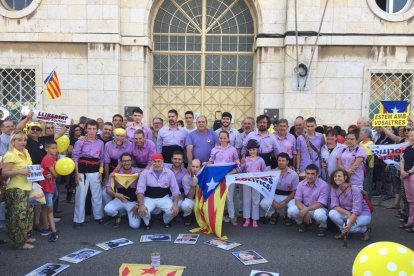 Van fotografiar-se davant la presó amb imatges dels polítics presos i exiliats