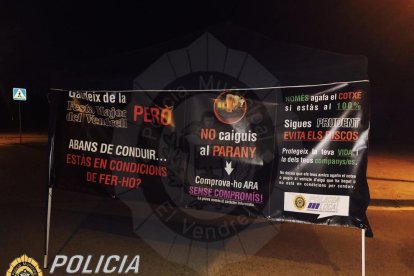 Pancarta amb què la Policia Local del Vendrell apel·lava a la responsabilitat dels conductors.