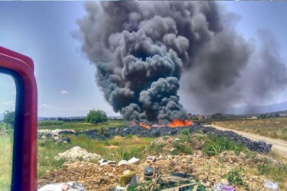 El foc ha cremat restes de mànegues de reg