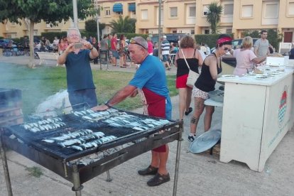 La Móra-Tamarit celebra la seva festa major. Imatge de la sardinada popular del passat divendres.