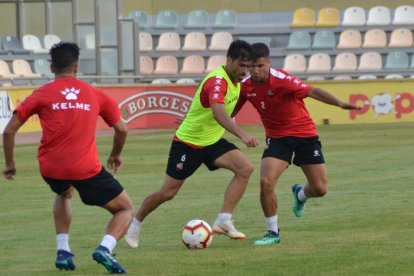 Vítor Silva intenta sortejar dos companys en un partit d'entrenament a l'Estadi Municipal.