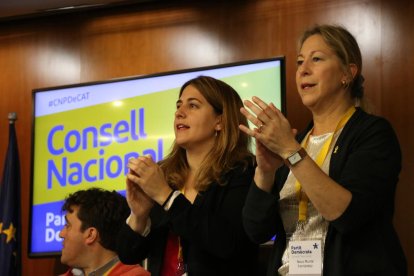 La coordinadora general i la presidenta del PDeCAT, Marta Pascal i Neus Munté, aplaudint al Consell Nacional.