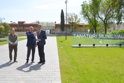 L'espai l'han inaugurat, aquest dijous, l'alcalde de Reus, Carles Pellicer, junt al responsable de Serveis Funeraris Reus i Baix Camp, Joaquim Enrech, i del regidor de Via Pública, Hipòlit Monseny.