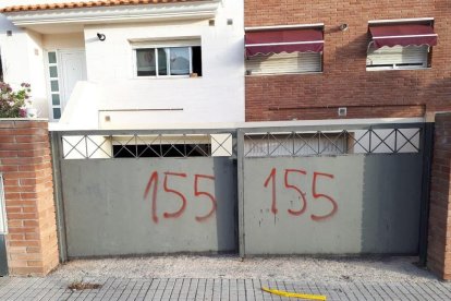 Els atacants haurien arrencat uns llaços grocs de la tanca de casa i han pintat els números 155.