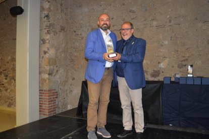 El director de Catalunya Ràdio Saül Gordillo guardonat a l'11a Convenció de la Premsa Local, acompanyat del president de la Premsa Comarcal, Francesc Fàbregas.