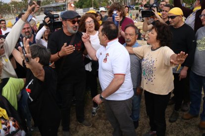 Dues dones amb el braços enlaire, a la platja de Mataró, quan ha irromput un home a l'estesa de tovalloles grogues.