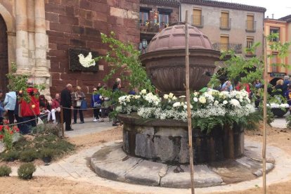 La font de la plaça Major de Prades decorada per a l'ocasió