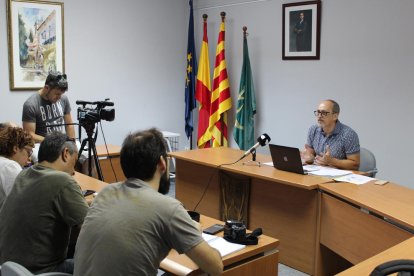 El alcalde de Bañeras del penedès explicando el acuerdo de soterramiento con la Generalitat.