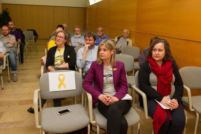 Noemí Llauradó, al centre, amb la regidora de Participació, Montserrat Flores, durant l'assemblea.