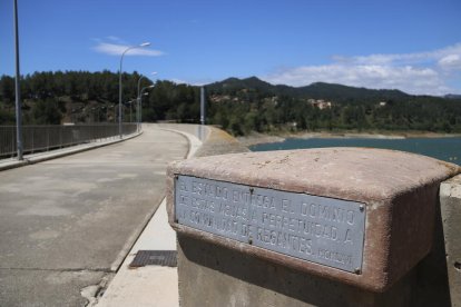 Placa que recoge que las aguas son de la Comunidad de Regantes.