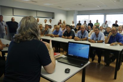 Imatge de l'assemblea de taxistes de Tarragona.