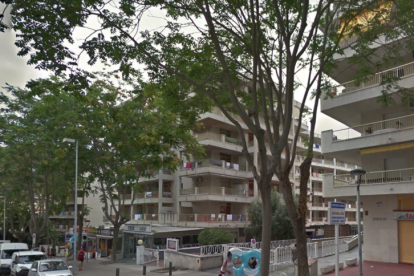 L'home va caure des del balcó d'un hotel situat al carrer Vendrell.