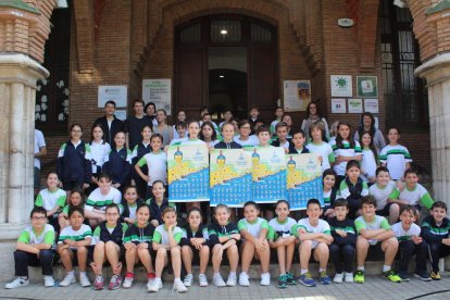 Grup d'escolars de les Teresianes que han assistit a la xerrada sobre el futbol a Egipte i la vida quotidiana en aquest país.