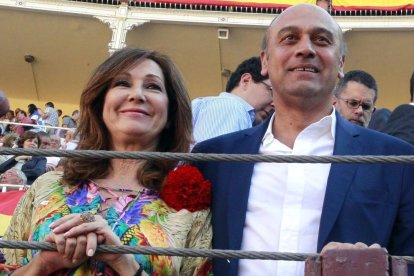 La periodista Ana Rosa Quintana con su marido, juan Muñoz.