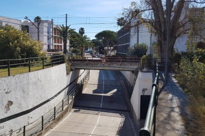 Pla general d'un pas soterrat per a cotxes a Cambrils, amb la via del ferrocarril a sobre. Imatge publicada el 27 d'abril del 2018