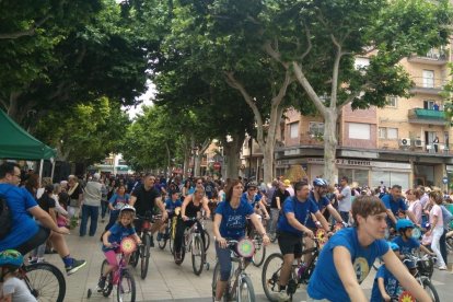 Imagen del grupo más numeroso de la bicicletada formado por la Escola Àngels Garriga.