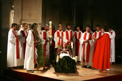 En l'obra hi participen més d'un centenar de persones entre actors i responsables d'escena.