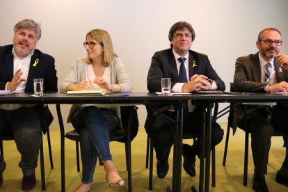 Albert Batet, Elsa Artadi, Carles Puigdemont y Josep Costa, durante la reunión de JxCat en Berlín, el 18 de abril de 2018