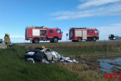 El vehicle se va sortir de la via i es va incendiar.