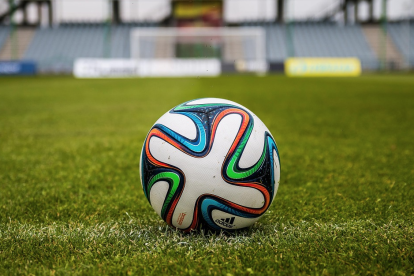 Se convirtió en el primer partido masculino dirigido por un trío arbitral formado íntegramente por mujeres.