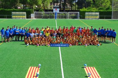 Foto de família dels equips de l'A.E Ramon Sicart per la temporada 2018-2019.