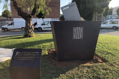 Imagen de la escultura en forma de urna del 1-O que preside la plaza.