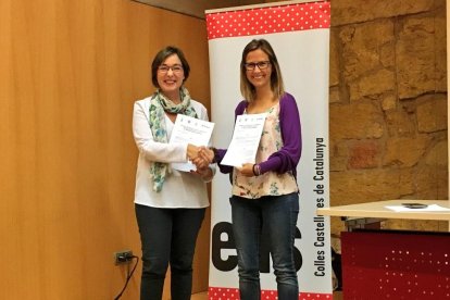 La teniente de alcalde de Cultura, Begoña Floria, junto a Inés Solé, presidenta de la Coordinadora de Colles Castelleres de Catalunya.